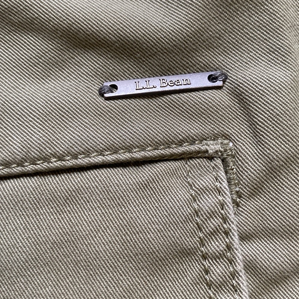 L.L. Favorite Fit Women’s Green Cargo Drawstring Zipper Shorts Item #295236 - 14 - Picture 3 of 8
